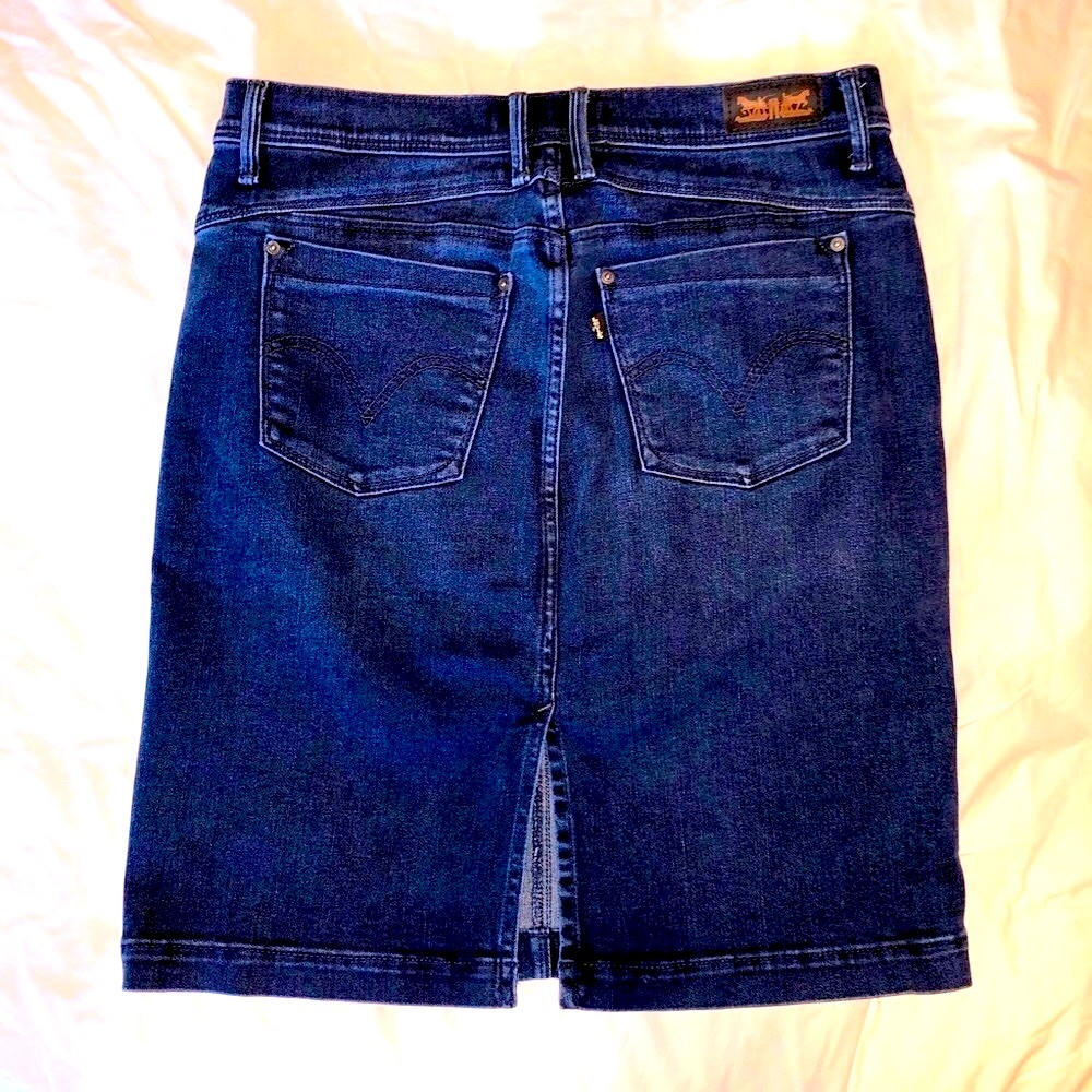 Levi’s 512 blue denim skirt. Sz8 29W